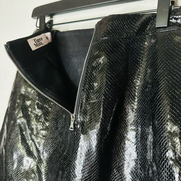 TIGER MIST Black Snakeskin Faux Mini Silver Circle Side Detail Skirt Size Small - Picture 5 of 6